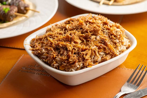 Arroz com amêndoas, especiarias e frango desfiado