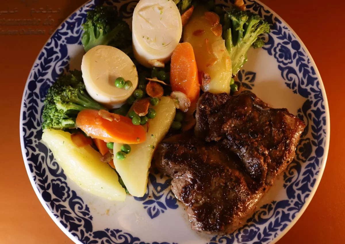 Filé mignon grelhado com legumes no azeite e alho laminado