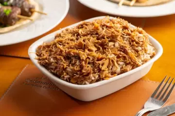 Arroz com amêndoas, especiarias e frango desfiado